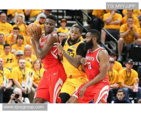 克林特卡佩拉：从新秀到明星中锋的成长之路与篮球梦想