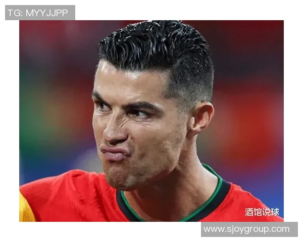 球迷疯狂冲入赛场夺C罗球衣引发热议的奇葩瞬间