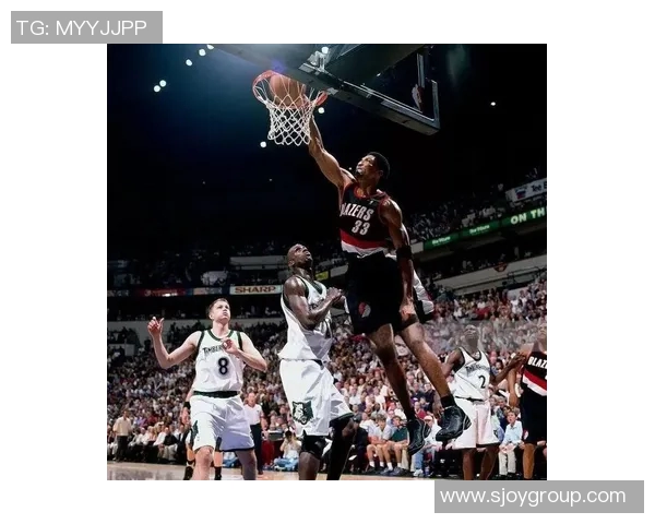 皮蓬与约翰逊的传奇对决:篮球历史上的巅峰对抗与荣耀时刻 皮蓬与约翰逊的传奇对决:篮球历史上的巅峰对抗与荣耀时刻