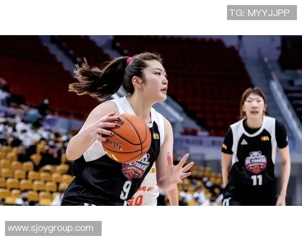 纽约自由人与风暴的激烈对决展现女篮赛场的巅峰对抗与精彩瞬间 纽约自由人与风暴的激烈对决展现女篮赛场的巅峰对抗与精彩瞬间